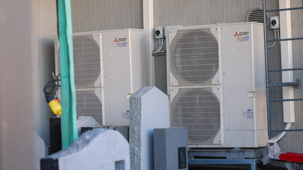 Kaavinkiven tuotantotilaan asennetut Mitsubishi Electric Zubadan -lämpöpumput
